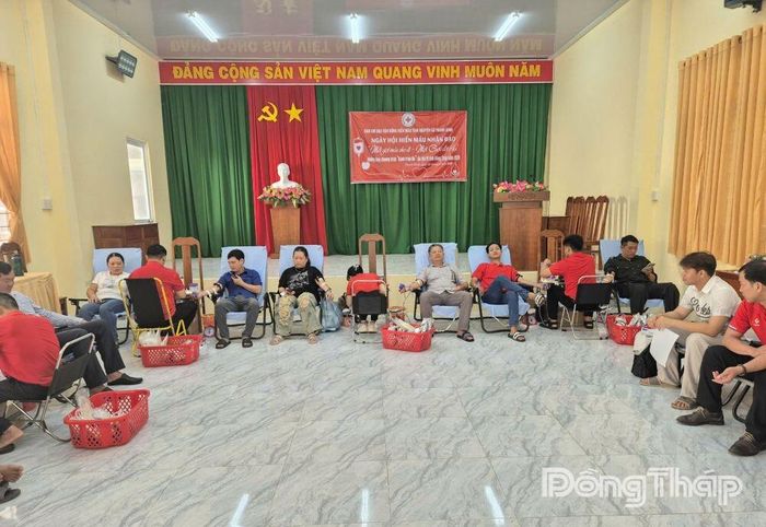 Đông đảo cán bộ, công chức, viên chức và người dân tham gia hiến máu tình nguyện tại xã Thanh Bình.