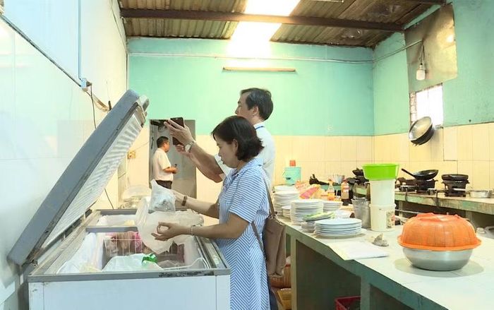 Kiểm tra các điều kiện đảm bảo vệ sinh ATTP tại cơ sở kinh doanh Ven Sông Quán (phường Quy Nhơn Bắc) ngày 11-6. Ảnh: Phi Long