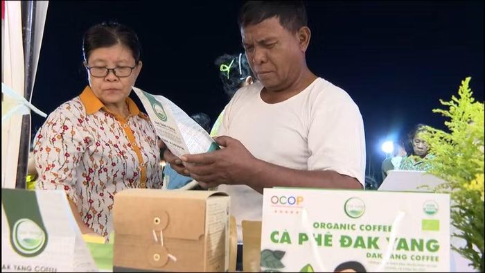 Người dân tỉnh Stung Treng tìm hiểu về sản phẩm cà phê của Gia Lai. Ảnh: R'Piên