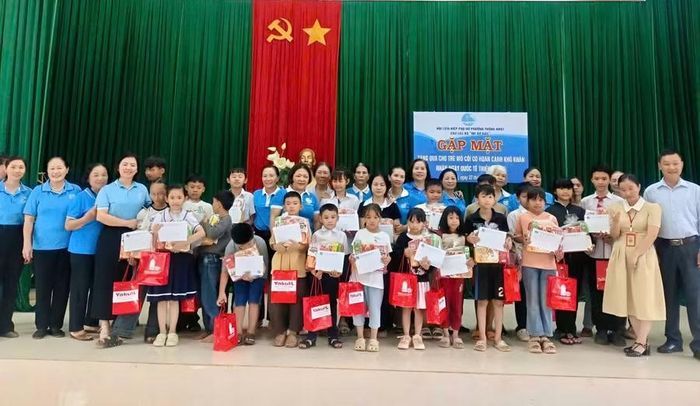  Những phần quà yêu thương được trao gửi tới trẻ em có hoàn cảnh khó khăn trong Tháng hành động vì trẻ em năm 2026. Ảnh: ĐVCC 