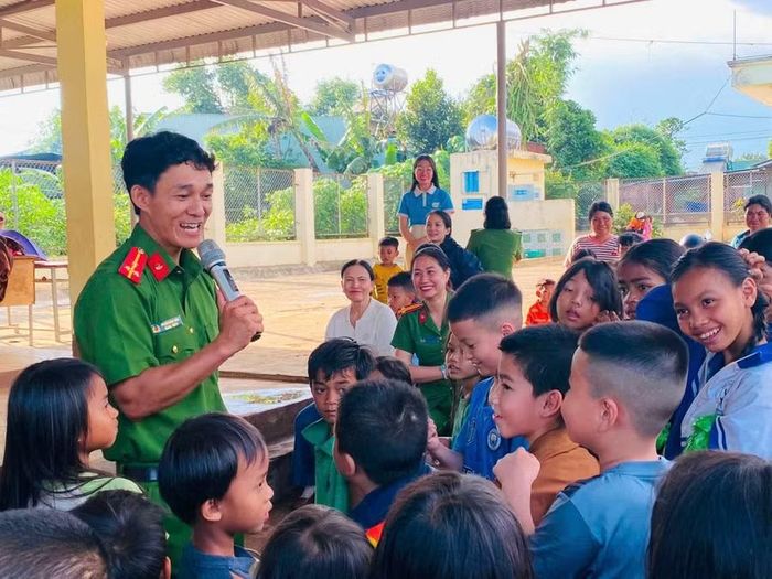  Không chỉ hỗ trợ vật chất, các em còn được trang bị kỹ năng sống. Ảnh: ĐVCC 