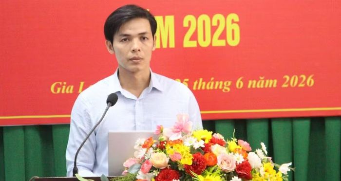 Đồng chí Nguyễn Hồng Nguyên - Phó Trưởng ban Tuyên giáo và Dân vận Đảng ủy các cơ quan Đảng tỉnh phát biểu khai giảng lớp học. Ảnh: An Nhiên 