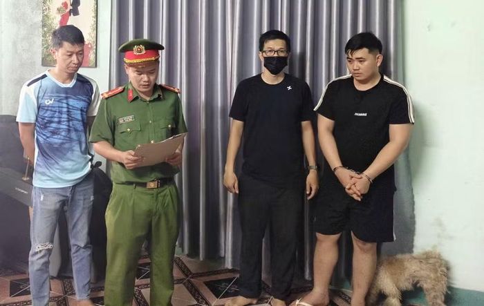  Đối tượng Quang (bìa phải) đã bị bắt sau nhiều tháng lẩn trốn. Ảnh: ĐVCC 