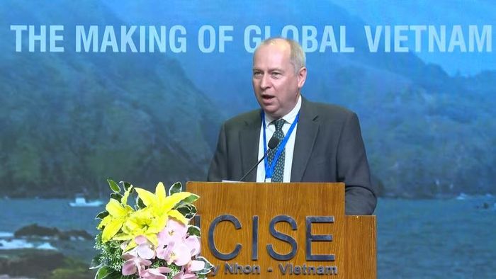  GS. Andrew Hardy - Viện Viễn đông bác cổ Pháp phát biểu khai mạc hội thảo. Ảnh: Nhật Trường 