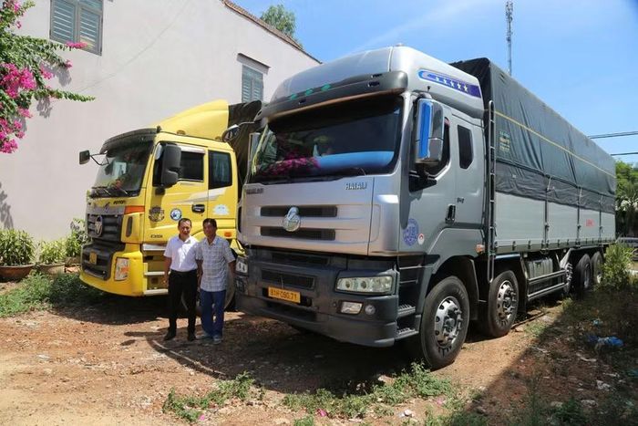 Ông Nguyễn Ngọc Châu (bên phải) bên chiếc xe tải mua thêm từ nguồn vốn vay của Quỹ TDND Bình Dương. Ảnh: T.S