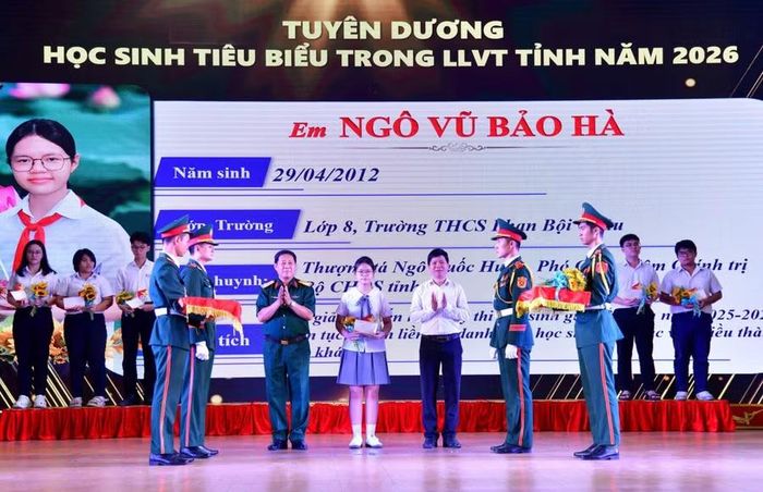Bộ Chỉ huy Quân sự tỉnh tuyên dương các học sinh là con cán bộ, quân nhân thuộc các cơ quan, đơn vị trực thuộc có thành tích xuất sắc, tiêu biểu trong học tập. Ảnh: H.P