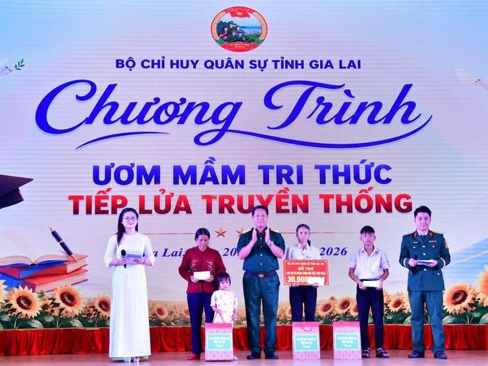 Đại diện Bộ Chỉ huy Quân sự tỉnh Gia Lai trao kinh phí hỗ trợ và tặng quà cho 4 học sinh, thiếu nhi có hoàn cảnh khó khăn. Ảnh: H.P