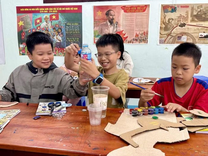 Em Bảo An (bìa trái) hứng thú mỗi khi đến lớp học STEM. Ảnh: H.H