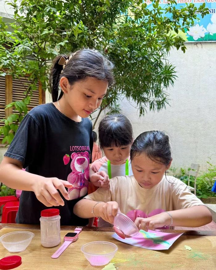 Thảo Linh (áo đen) tìm thấy niềm vui nơi Thư viện tỉnh và nhanh chóng làm quen với những người bạn mới. Ảnh: D.L