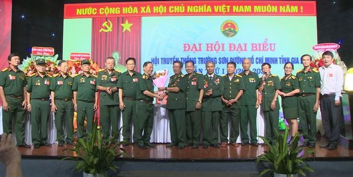 Ban Chấp hành Hội Truyền thống Trường Sơn - Đường Hồ Chí Minh tỉnh Gia Lai nhiệm kỳ 2026-2031 ra mắt nhận nhiệm vụ. Ảnh: Trung Nghĩa