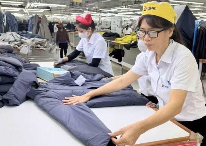 Là người theo dõi thực tế tại chuyền may, chị Phùng Thị Tài (bìa phải) đã đề xuất sáng kiến “Cải tiến bước đi sản phẩm”. Ảnh: ĐVCC