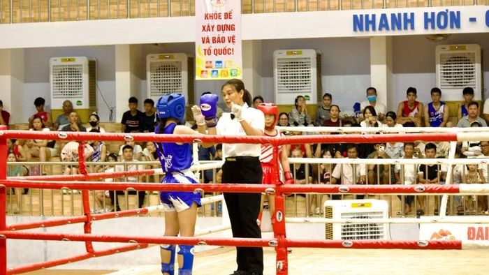 Trọng tài thực hiện đếm số sau khi một võ sĩ trúng đòn mạnh trong trận chung kết, cho thấy sự quyết liệt của các cuộc tranh tài. Ảnh: H.V