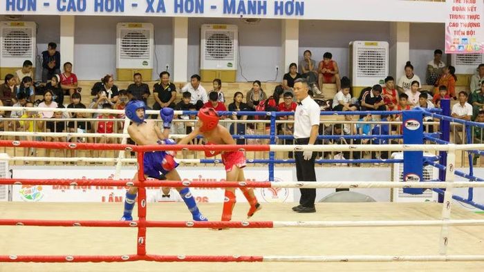 Khả năng di chuyển linh hoạt và phản xạ nhanh giúp võ sĩ giáp xanh tránh được đòn tấn công nguy hiểm từ đối thủ. Ảnh: H.V