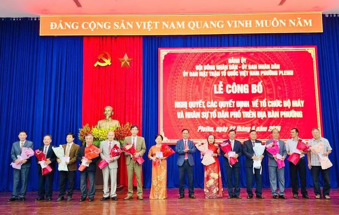  Đảng ủy phường Pleiku tặng quà tri ân các đồng chí thôi tham gia công tác tại khu dân cư. Ảnh: Bá Bính 