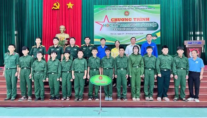 Ban Tổ chức chụp hình lưu niệm với các thanh thiếu niên tham gia chương trình. Ảnh: ĐVCC