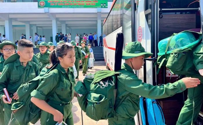 Các chiến sĩ nhí lên đường trải nghiệm môi trường quân đội. Ảnh: ĐVCC