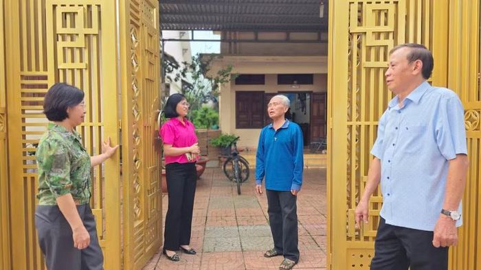 Cán bộ phường Thống Nhất tuyên truyền, vận động người dân di dời vật kiến trúc, bàn giao mặt bằng thực hiện dự án mở rộng đường giao thông. Ảnh: Bá Bính