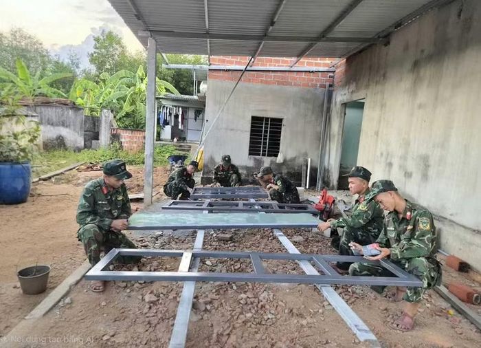  Cán bộ, chiến sĩ Trung đội Pháo phòng không 1 (Tiểu đoàn 3, Lữ đoàn 573) giúp hộ Lê Thành Vinh (xã Bình Khê) sửa nhà. Ảnh: H.T 