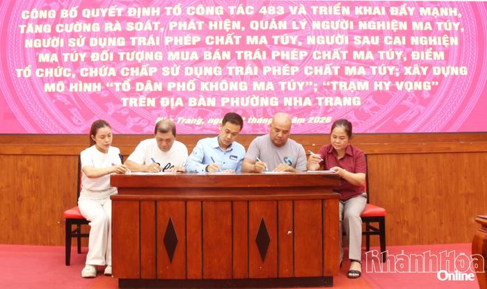 Đại diện các cơ sở kinh doanh ký cam kết thực hiện nghiêm các quy định về phòng, chống ma túy.