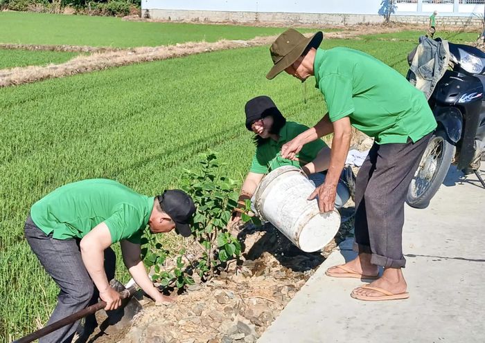 Tuyến đường hoa do hội viên nông dân xã trồng, chăm sóc.