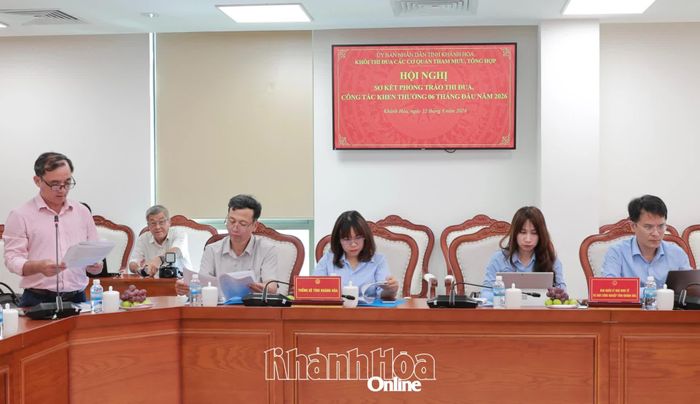 Các đại biểu nghe báo cáo tại hội nghị.