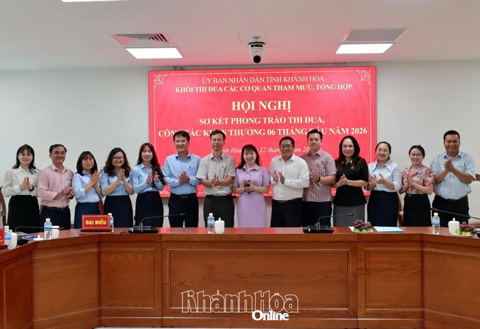 Các thành viên Khối thi đua các cơ quan tham mưu, tổng hợp tỉnh tham dự hội nghị.
