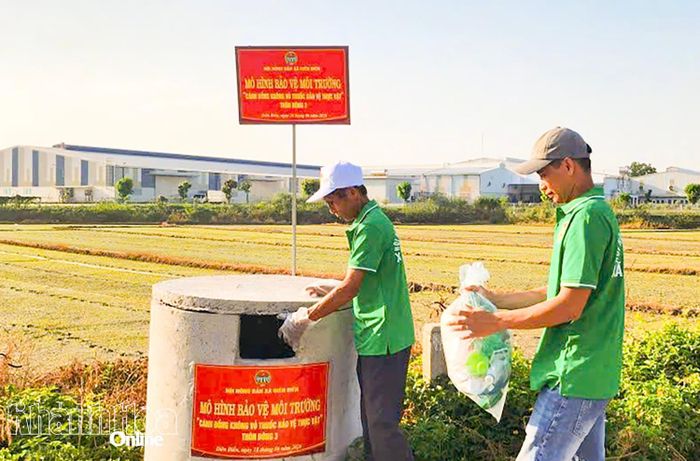 Hội viên nông dân xã Diên Điền thu gom bao bì thuốc bảo vệ thực vật.