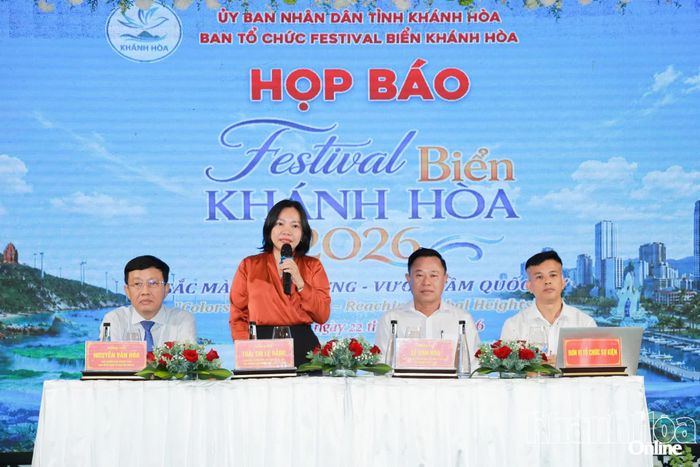 Bà Thái Thị Lệ Hằng - Giám đốc Sở Văn hóa, Thể thao và Du lịch phát biểu tại buổi họp báo.