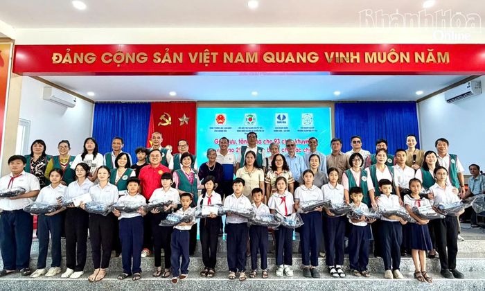 Hội Bảo trợ người khuyết tật, bệnh nhân nghèo và quyền trẻ em tỉnh trao học bổng và quà cho học sinh phường Bắc Cam Ranh.