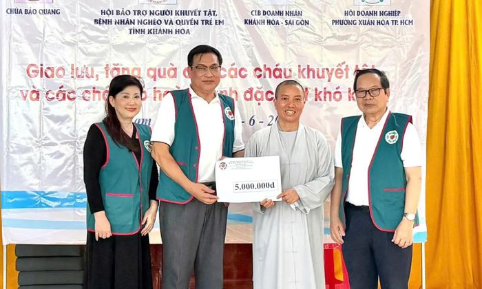 Hội Bảo trợ người khuyết tật, bệnh nhân nghèo và quyền trẻ em tỉnh trao hỗ trợ 5 triệu cho chùa Bảo Quang.