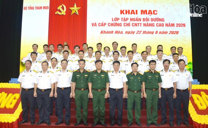 Các đại biểu chụp hình lưu niệm tại buổi khai mạc.
