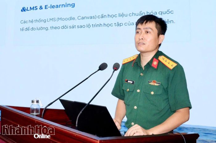 Giảng viên truyền đạt các nội dung.