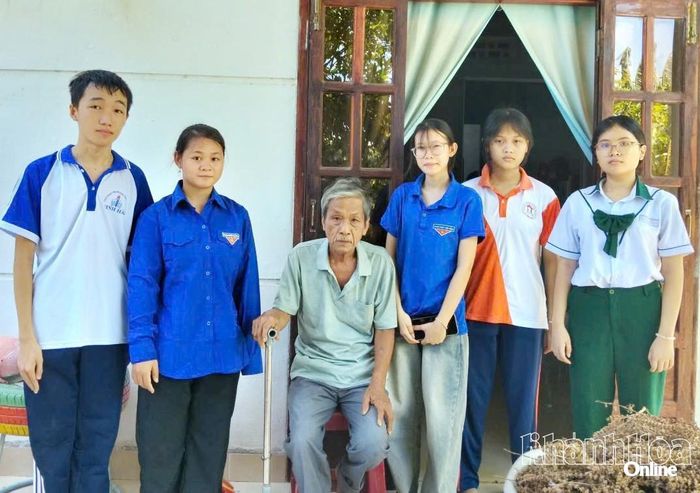 Đoàn viên, thanh niên thăm ông Hà Trí.