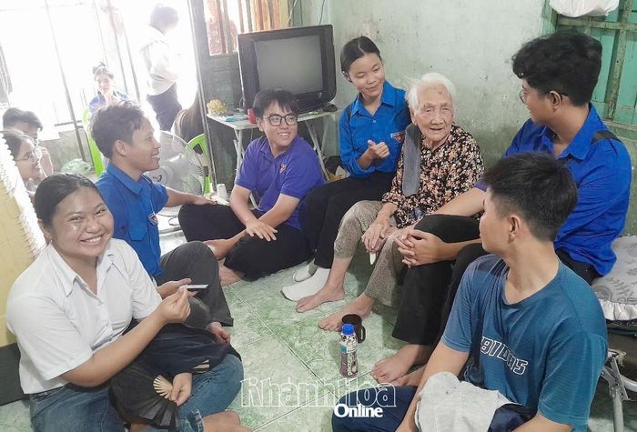 Đoàn viên, thanh niên thăm bà Nguyễn Thị Mười.