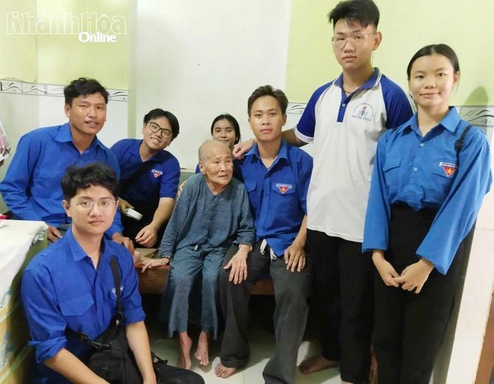 Đoàn viên, thanh niên thăm bà Lê Thị Chia.