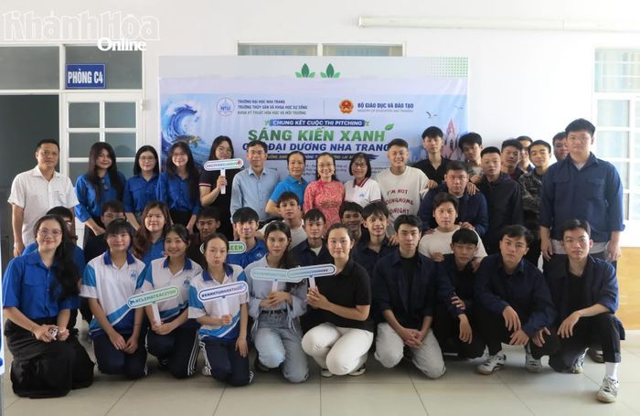 Các đội chụp ảnh lưu niệm tại vòng chung kết cuộc thi.