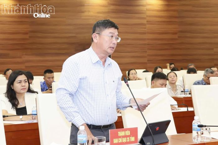 Lãnh đạo Báo và Phát thanh, Truyền hình Khánh Hòa báo cáo một số nội dung.