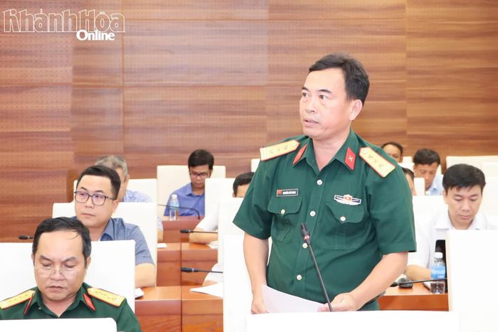 Lãnh đạo Bộ Chỉ huy Quân sự tỉnh báo cáo một số nội dung.
