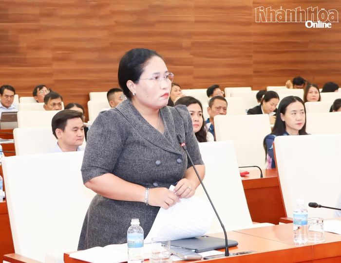 Đồng chí Chamaleá Thị Thủy - Ủy viên Ban Thường vụ Tỉnh ủy, Giám đốc Sở Dân tộc và Tôn giáo báo cáo một số nội dung tại hội nghị.