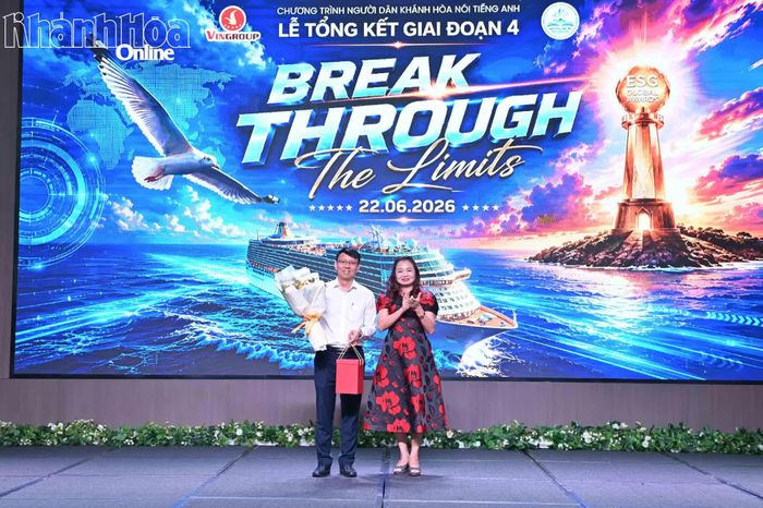 Ban tổ chức tặng quà tri ân đến đồng chí Nguyễn Thanh Hà.