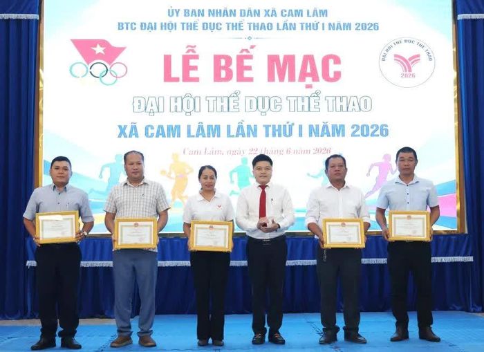 Lãnh đạo UBND xã Cam Lâm tặng giấy khen cho các tập thể có thành tích xuất sắc.
