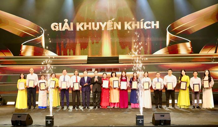 Đại diện nhóm tác giả Báo và Phát thanh, Truyền hình Lai Châu (thứ 2 từ phải sang) nhận giải Khuyến khích.