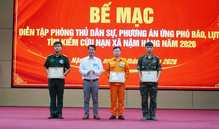 Lãnh đạo UBND xã Nậm Hàng tặng Giấy khen cho các cá nhân xuất sắc trong diễn tập.