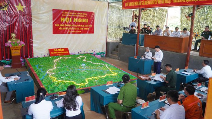 Phần thực hành xử trí tình huống trên sa bàn giả định do ảnh hưởng của mưa lớn kéo dài tại xã Nậm Hàng.