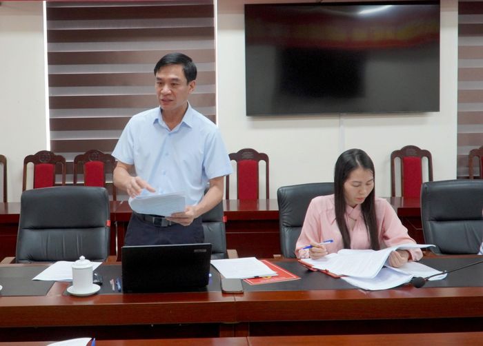 Thành viên Ban Giám khảo ý kiến tại cuộc họp.
