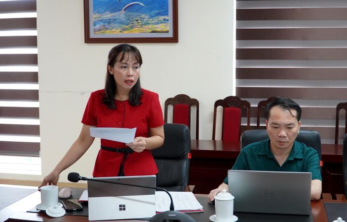 Đồng chí Đào Thị Thanh Nhàn - Phó Trưởng Ban Thường trực Ban TG&DV Tỉnh ủy trình bày báo cáo tiến độ và công tác chuẩn bị tổ chức Hội thi Báo cáo viên, tuyên truyền viên giỏi cấp tỉnh năm 2026 tại cuộc họp.
