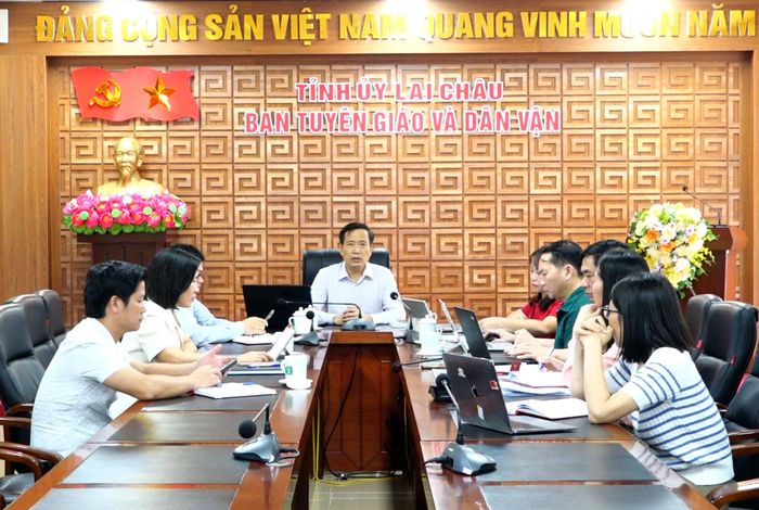 Quang cảnh cuộc họp.