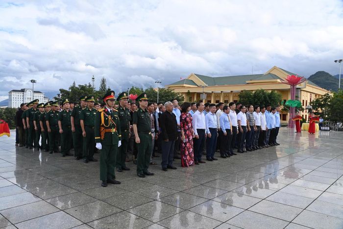 Đại biểu thành kính, biết ơn vô hạn trước công lao to lớn của Chủ tịch Hồ Chí Minh.