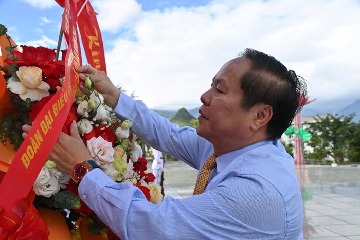 Phó Chủ tịch Thường trực UBND tỉnh Tống Thanh Hải dâng hoa tại Tượng đài “Bác Hồ với đồng bào các dân tộc tỉnh Lai Châu”.