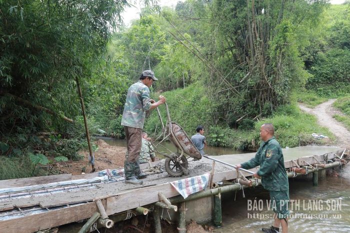 Người dân xã Na Sầm chung tay củng cố hạ tầng giao thông
